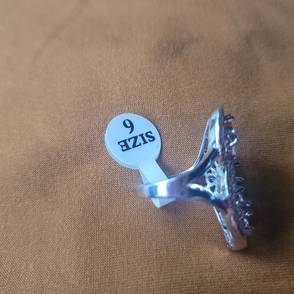 Elegant Silver Women's Ring with Crystal Accents - Picture 2 of 4